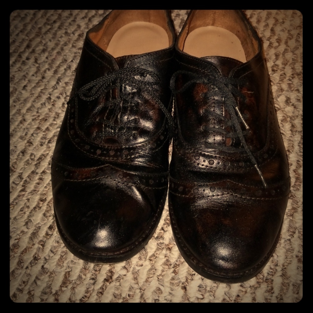 Wing tip women's casual shoe